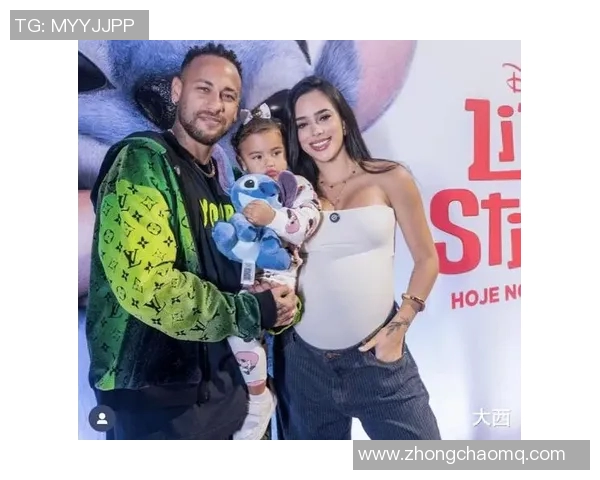 内马尔因伤缺阵携女儿现身球场为桑托斯加油助威 内马尔因伤缺阵携女儿现身球场为桑托斯加油助威