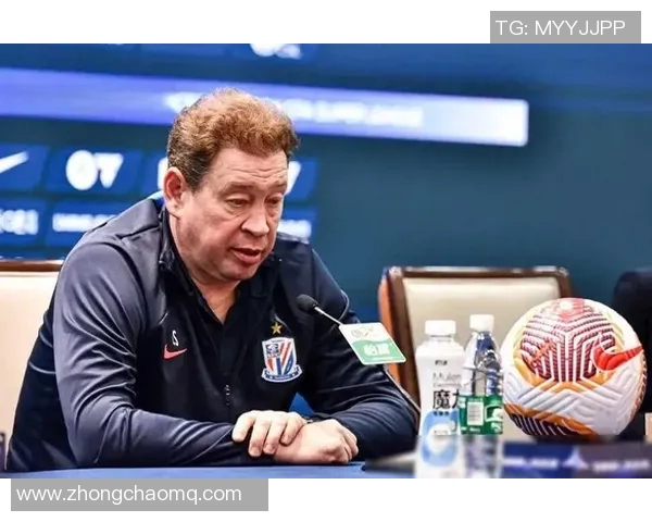 申花主帅斯卢茨基现场观战德约科维奇比赛享受偷闲时光